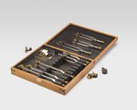 FK 0280 a
          <br/>
          Box with 9 out of 10 tuning forks for 280
          <br/>
          <em>Koenig, Rudolph, Parijs</em>